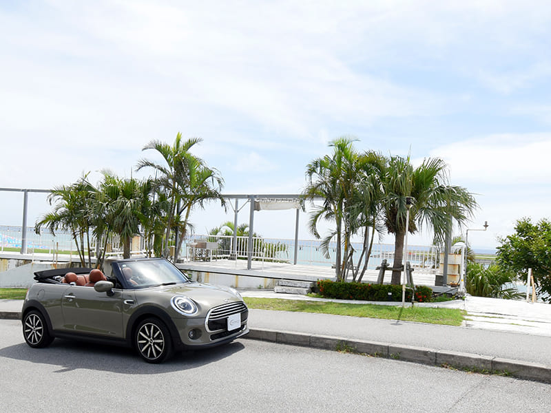 MINIオープンカー 街中